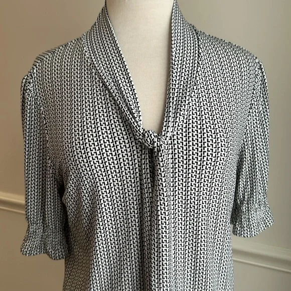 Adrianna Papell Smocked sleeve tie neck top black white geometric print LG NWT - Picture 3 of 9